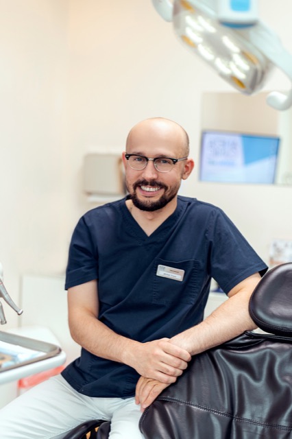 Michał Trzos w gabinecie stomatologicznym
